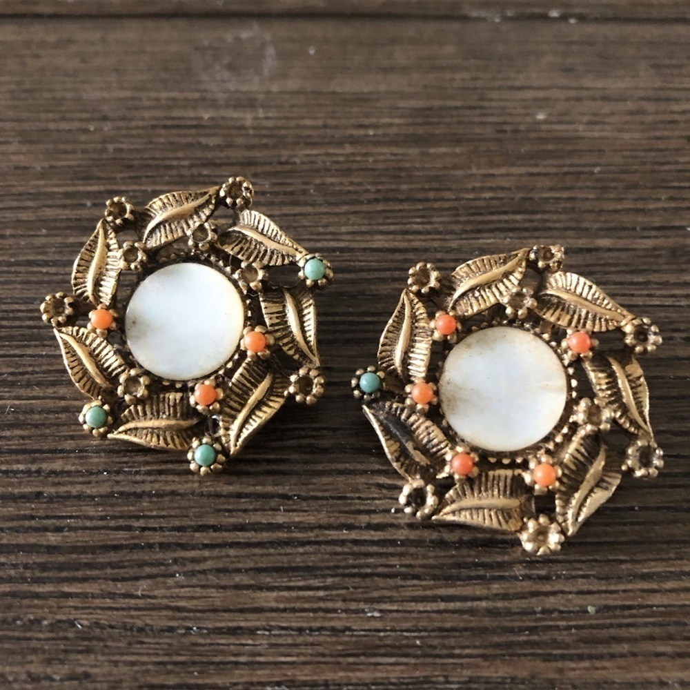 Vintage gold & white round clip on earrings (tiny flaw)